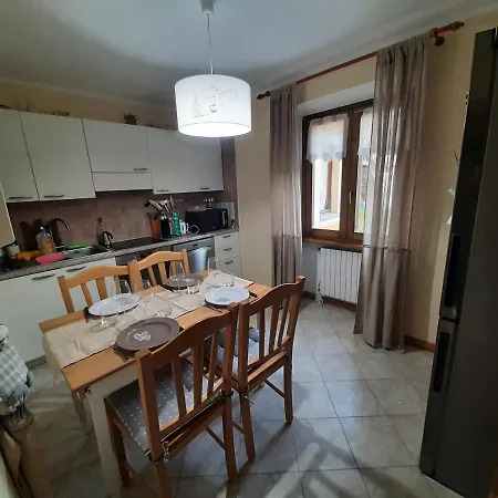 Apartament The Yellow House *