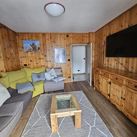 Apartament The Yellow House