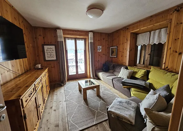 The Yellow House Apartment *