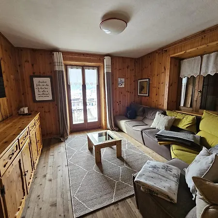 The Yellow House Apartment *